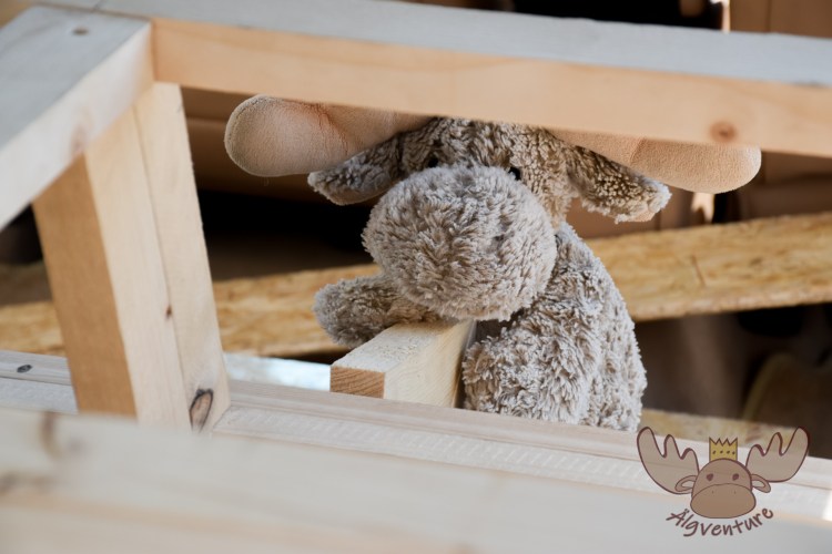 Die Stützkonstruktion muss fachgerecht verschraubt sein um die spätere Last tragen zu können. - The support structure must be professionally screwed in order to be able to bear the subsequent load.