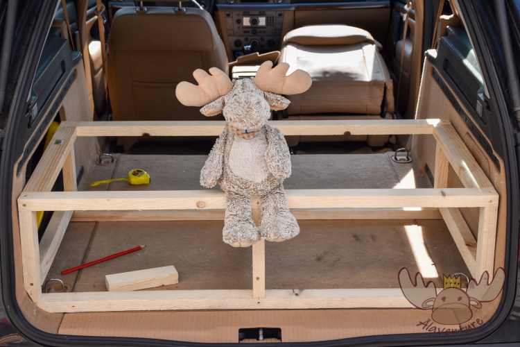 Der Wohnmobilausbau wurde in drei Segmente unterteilt. Das erste Abteil beinhaltet Küche und Bad, das zweite Vorratskammer für Lebensmittel und Büro und im dritten Abteil gleich hinter den vorderen Sitzen befindet sich der Kleiderschrank, sowie die Möbel des Ess- und Wohnzimmers. - The mobile home conversion was divided into three segments. The first compartment contains the kitchen and bathroom, the second pantry and office and in the third compartment just behind the front seats there is a wardrobe and the furniture of the dining and living room.