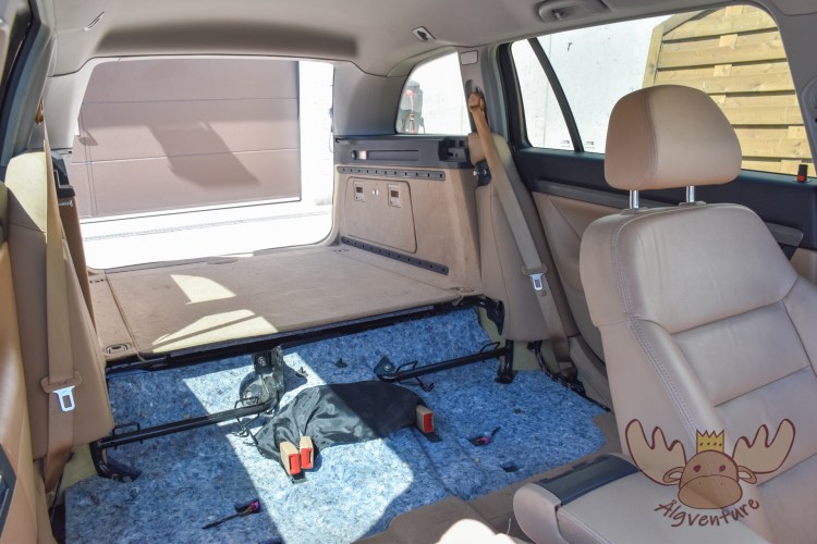 Ein Opel Vectra C Caravan ist ein Mittelklassewagen mit ungeahnten Möglichkeiten. Nach Ausbau der Rückbank ist genug Platz für einen Wohnmobilausbau. | An Opel Vectra C Caravan is a mid-range car with unimagined possibilities. After removing the back seat there is enough space for a mobile home extension.