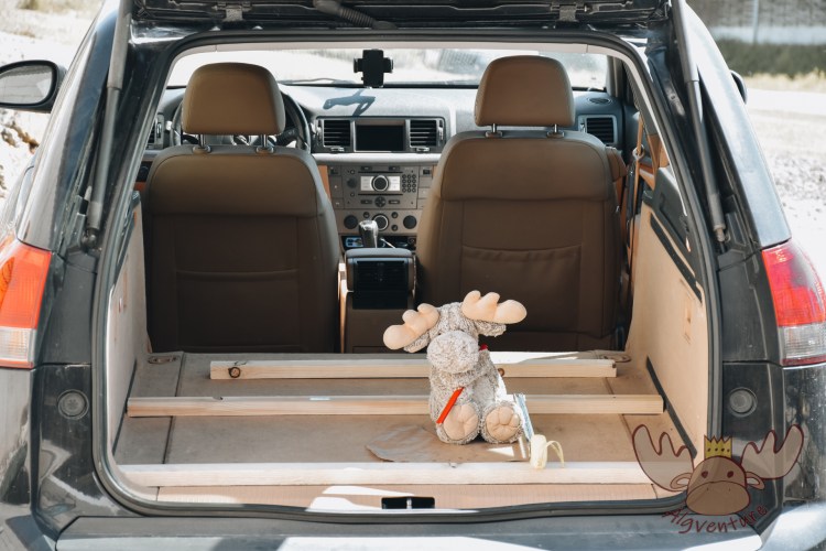 Ein Opel Vectra C Caravan ist ein Mittelklassewagen mit ungeahnten Möglichkeiten. Nach Ausbau der Rückbank ist genug Platz für einen Wohnmobilausbau. | An Opel Vectra C Caravan is a mid-range car with unimagined possibilities. After removing the back seat there is enough space for a mobile home extension.