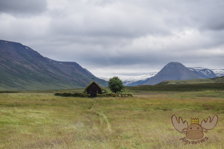 Grafarkirkja | Island's älteste Torfkirche eingebettet in die atemberaubende Landschaft von Norðurland vestra. - Iceland's oldest turf church nestled in the breathtaking landscape of Norðurland vestra.