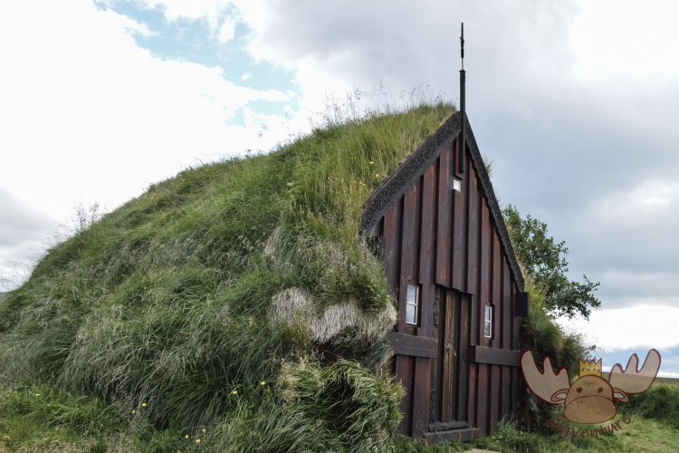 Grafarkirkja | Island's älteste Torfkirche eingebettet in die atemberaubende Landschaft von Norðurland vestra. - Iceland's oldest turf church nestled in the breathtaking landscape of Norðurland vestra.