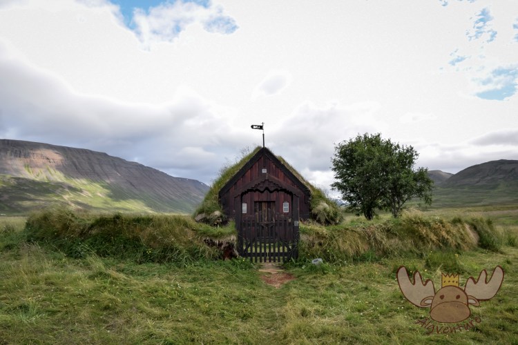 Grafarkirkja | Island's älteste Torfkirche eingebettet in die atemberaubende Landschaft von Norðurland vestra. - Iceland's oldest turf church nestled in the breathtaking landscape of Norðurland vestra.