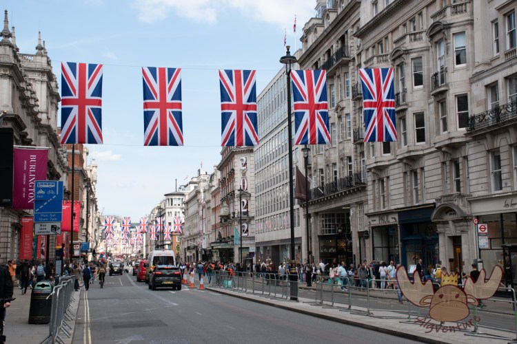 London | Festlich geschmückte Straße in London - Festively decorated street in London