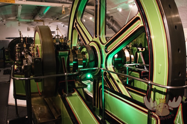 London | Eine der Dampfmaschinen die früher die Leistung für das Heben und Senken der Tower Bridge bereitgestellt haben - One of the steam engines that used to provide the power to raise and lower Tower Bridge