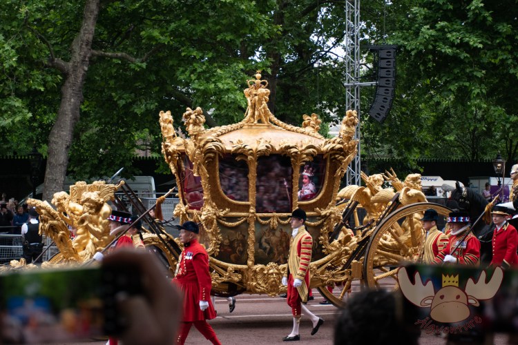 London | In der Gold State Coach wurden Bildschirme installiert die die Krönung der Queen im Jahr 1953 zeigten - Screens were installed in the Gold State Coach showing the Queen's coronation in 1953