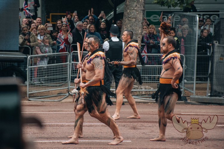 London | Vier Māori-Krieger aus Neuseeland mit traditionellen Waffen - Four Māori warriors from New Zealand with traditional weapons