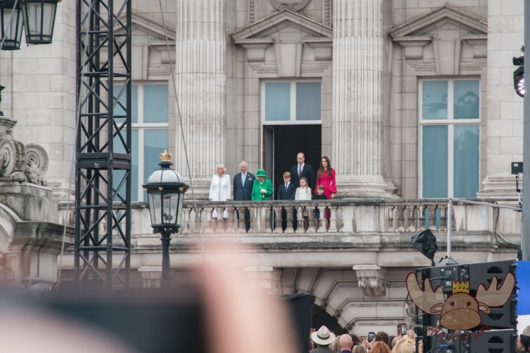 London | Der Moment auf den alle gewartet haben: Sie steht am Balkon des Buckingham Palace - The moment everyone has been waiting for: She is standing on the balcony of Buckingham Palace
