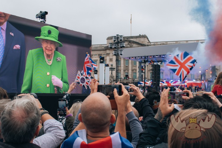 London | Der Moment auf den alle gewartet haben: Sie steht am Balkon des Buckingham Palace - The moment everyone has been waiting for: She is standing on the balcony of Buckingham Palace