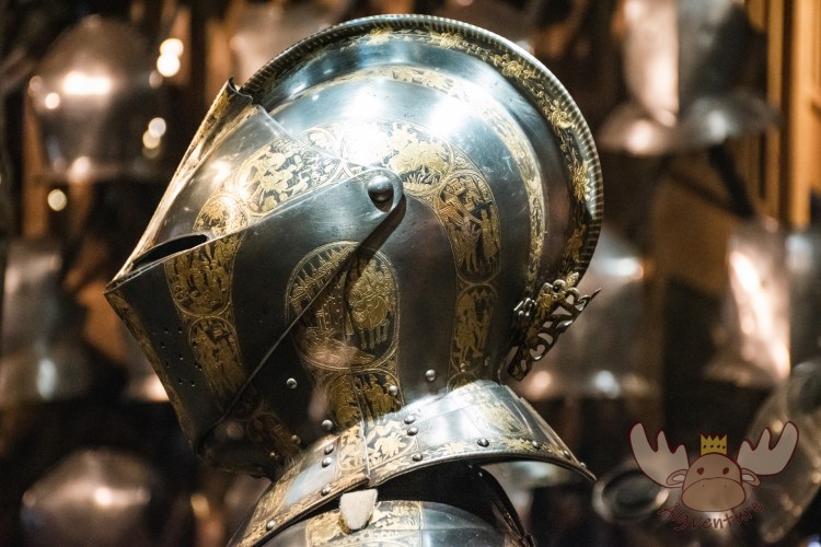 London | Prunkvoll geschmückter Helm - Ornately decorated helmet