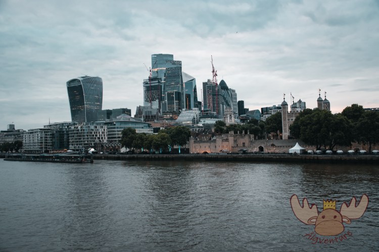 London | Tower of London mit den Leadenhall Hochhäusern im Hintergrund - Tower of London with the Leadenhall skyscrapers in the background
