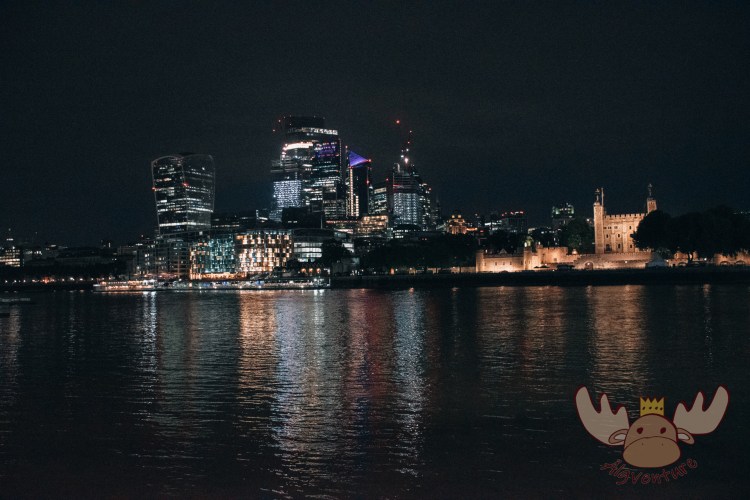 London | Tower of London bei Nacht mit den Leadenhall Hochhäusern im Hintergrund - Tower of London at night with the Leadenhall skyscrapers in the background