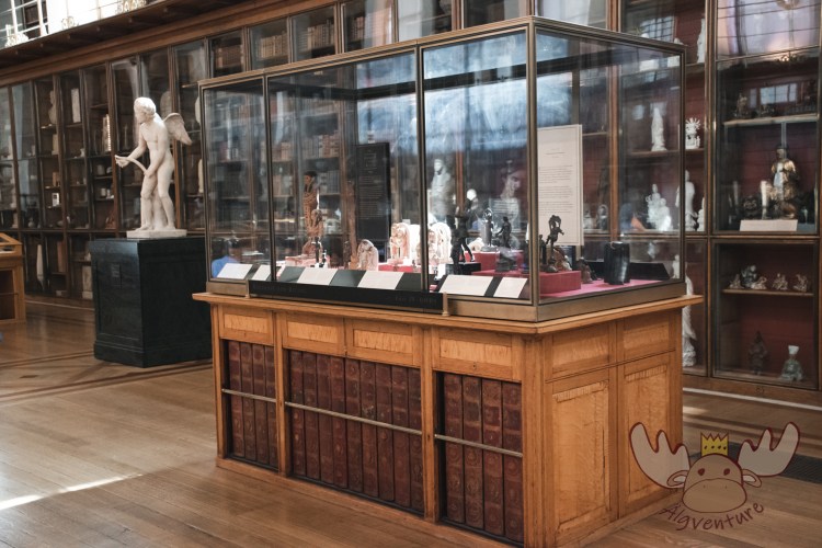 London | Ausstellungsvitrine aus der Gründungszeit des British Museums - Display case from the early days of the British Museum