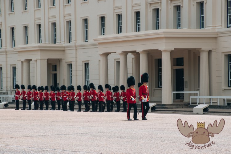 London | Die Soldaten stehen nach der Wachablöse am Appellplatz ihrer Kaserne - After the changing of the guard, the soldiers stand at the roll call area of their barracks