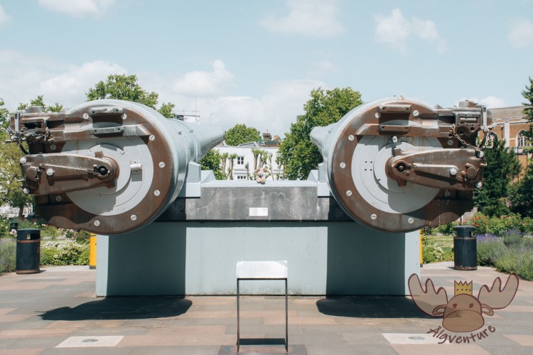 London | Geschütze vor dem Imperial War Museum - Naval Guns in front of the Imperial War Museum
