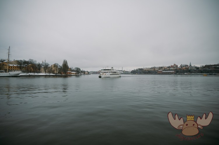 Die Personenfähre Djurgårdsfärjan verkehrt in regelmäßigen Abständen zwischen dem Fährterminal Slussen in Gamla Stan zur Allmänna gränd auf Djurgården. - The passenger ferry Djurgårdsfärjan runs at frequent intervals between the Slussen ferry terminal in Gamla Stan to Allmänna gränd on Djurgården.