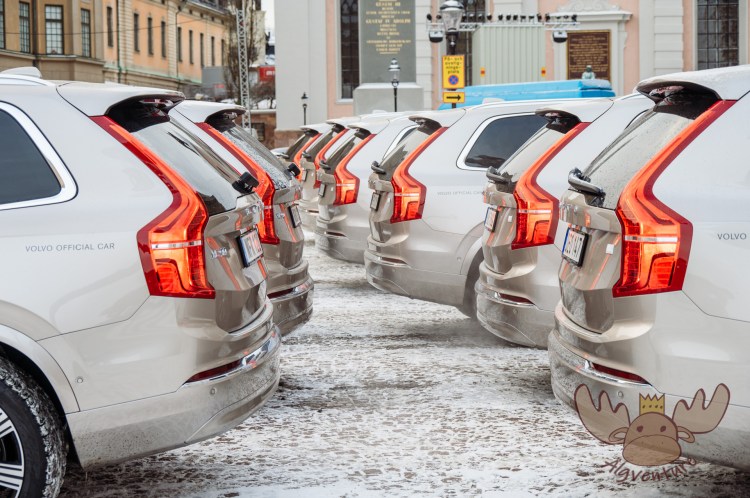 Die Nobelpreisträger werden mit Autos der Marke Volvo zu den offiziellen Terminen gefahren. | The Nobel Prize winners are driven to the official appointments in Volvo cars.
