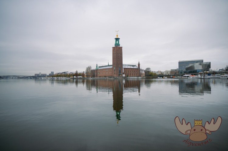 Das Stockholmer Rathaus spiegelt sich im Meer. | Stockholm City Hall reflected in the sea.