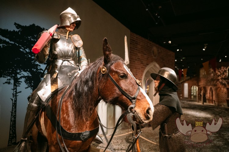 Nachbildung eines Ritters auf einem Pferd und seinem Knappen im Mittelaltermuseum in Stockholm. - Replica of a knight on a horse and his squire at the Medieval Museum in Stockholm.