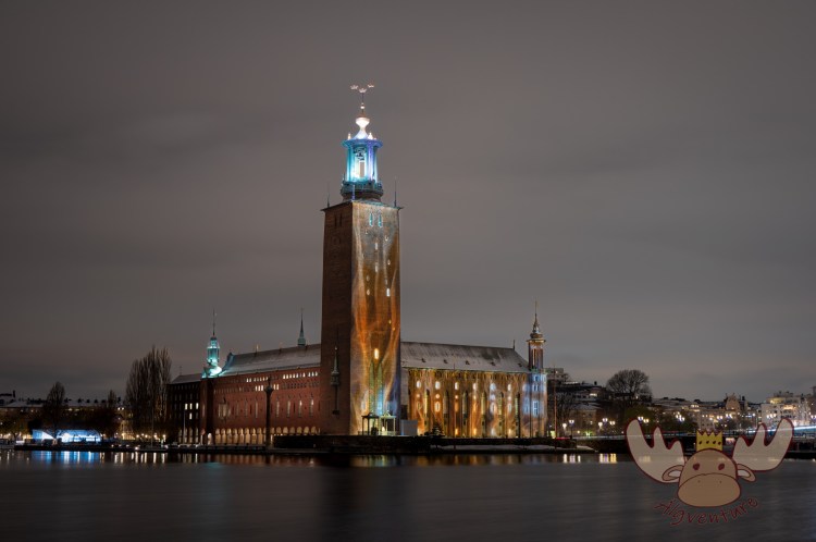 Das am Wasser gelegene Rathaus von Stockholm wird im Rahmen der Nobelpreiswoche beeindruckend beleuchtet. - Stockholm's waterfront City Hall is impressively illuminated as part of Nobel Prize Week.