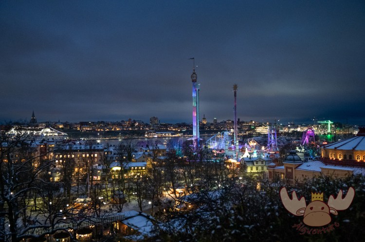 Der Aussichtspunkt im Freilichtmuseum Skansen bietet einen wunderbaren Blick über den Vergnügungspark Gröna Lund. - The viewpoint at the Skansen open-air museum offers a wonderful view over Gröna Lund amusement park.