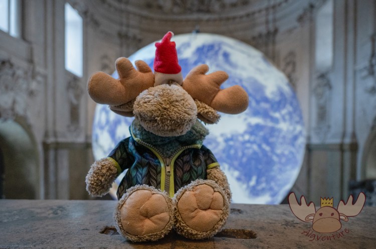 Im königlichen Schloss wurde im Rahmen der Nobelpreiswoche 2022 eine große und sich drehende Weltkugel installiert. - A large and spinning globe was installed in the Royal Palace as part of Nobel Prize Week 2022.