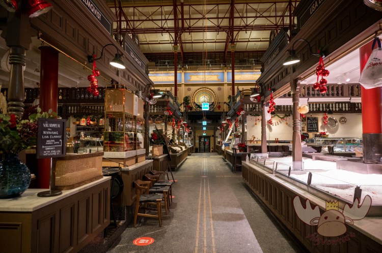 Antike Stäne mit Obst, Gemüse, Fisch und Gourmetwaren sowie kleine Restaurants in der Markthalle Östermalms Saluhall. - Antique stalls with fruit, vegetables, fish and gourmet goods as well as small restaurants in the market hall Östermalms Saluhall.