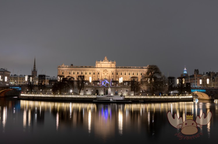Weihnachtliche Beleuchtung schmückt die 40 schönsten Straßen, Orte und Plätze in der Stockholmer Innenstadt. | Christmas lights decorate the 40 most beautiful streets, places and squares in Stockholm's city centre.