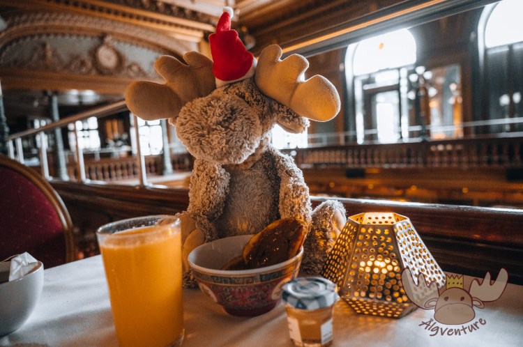 Stockholm | Das Frühstück schmeckt Älgbert - Älgbert likes the breakfast