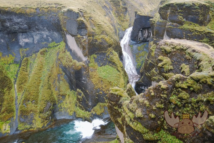 Fjaðrárgljúfur | Die Schlucht die der Fluss Fjaðrá in die Lanschaft geschnitten hat, ist bis zu 100 Meter tief und hat eine Länge von etwa zwei Kilometern. - The gorge that the river Fjaðrá has carved in the landscape is up to 100 meters deep and about two kilometers long.