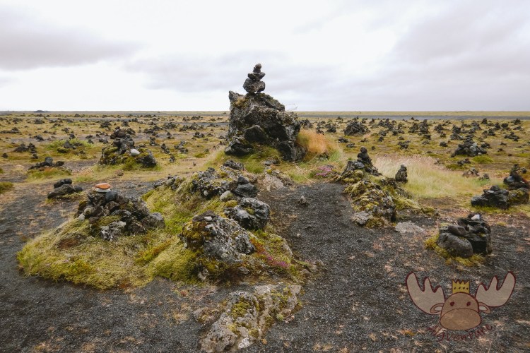 Laufskálavarða - Unzählige kleine Steinanhäufungen sind über das Lava-Feld verteilt. Sie sollen Glück bei der Weiterreise bringen. | Countless small stone accumulations are distributed over the lava field. They are said to bring good luck on the onward journey.