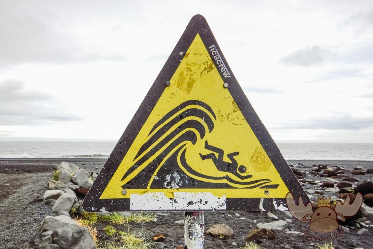Reynisfjara Beach - Schilder warnen vor den Gefahren des Meeres. | Signs warn of the dangers of the sea.