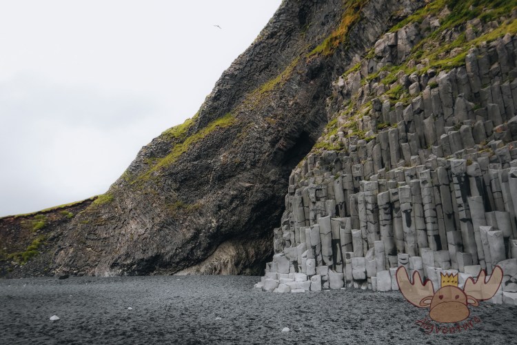 Reynisfjara Beacht | Eingang zur Hálsanefshellir Höhle mit den charakteristischen Basaltsäulen. - Entrance to the Hálsanefshellir Cave with the characteristic basalt columns.