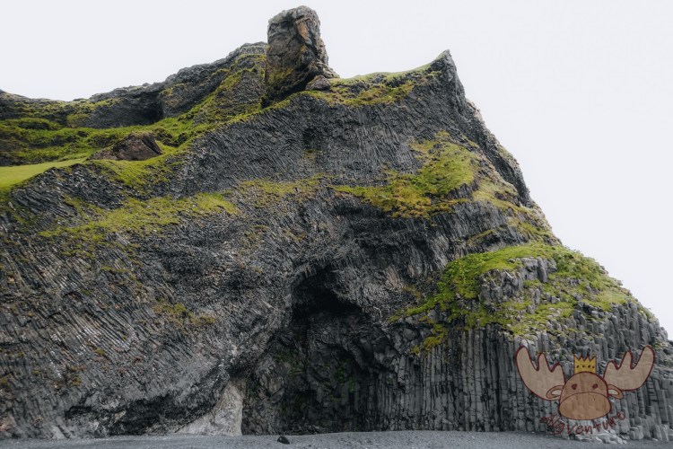 Reynisfjara Beacht | Eingang zur Hálsanefshellir Höhle mit den charakteristischen Basaltsäulen. - Entrance to the Hálsanefshellir Cave with the characteristic basalt columns.