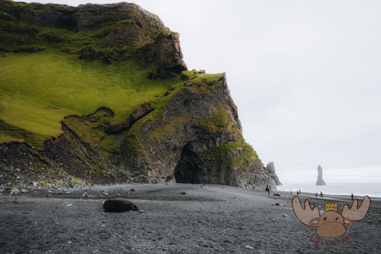 Reynisfjara Beacht | Eingang zur Hálsanefshellir Höhle mit den charakteristischen Basaltsäulen. - Entrance to the Hálsanefshellir Cave with the characteristic basalt columns.