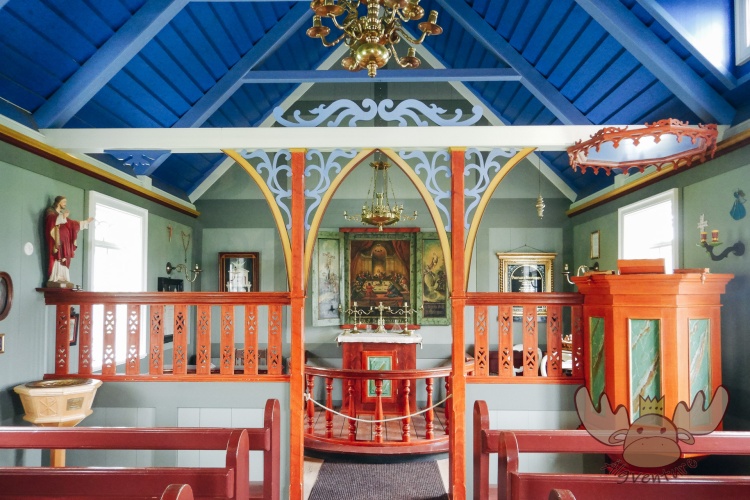 Skógar Museum | Die bunte Innenausstattung der Kirche stammt aus mehreren Kirchen in der Umgebung. - The colorful interior of the church comes from several churches in the area.