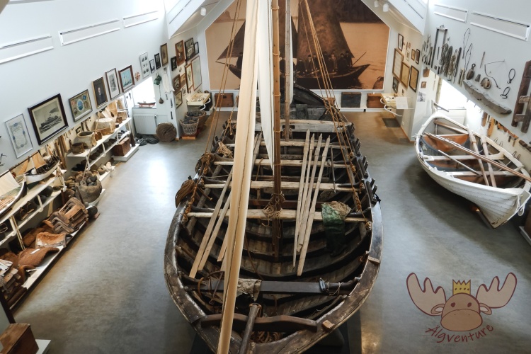Skógar Museum | Das 1855 gebaute Segelschiff Pétursey bildet das Herzstück der Ausstellung. - The sailing ship Pétursey, built in 1855, is the centerpiece of the exhibition.