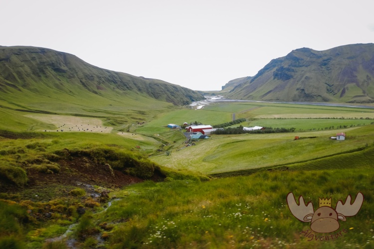 Þakgil | Nachdem man diesen Bauernhof passiert hat, glaubt man der Zivilisation entkommen zu sein. - After passing this farm, you think you have escaped from civilization.