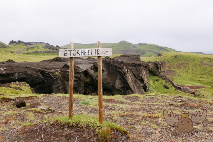 Þakgil | Der Weg zu einer begehbaren Höhlen ist mit Wegweisern markiert. - The way to a walk-in cave is marked with signposts.