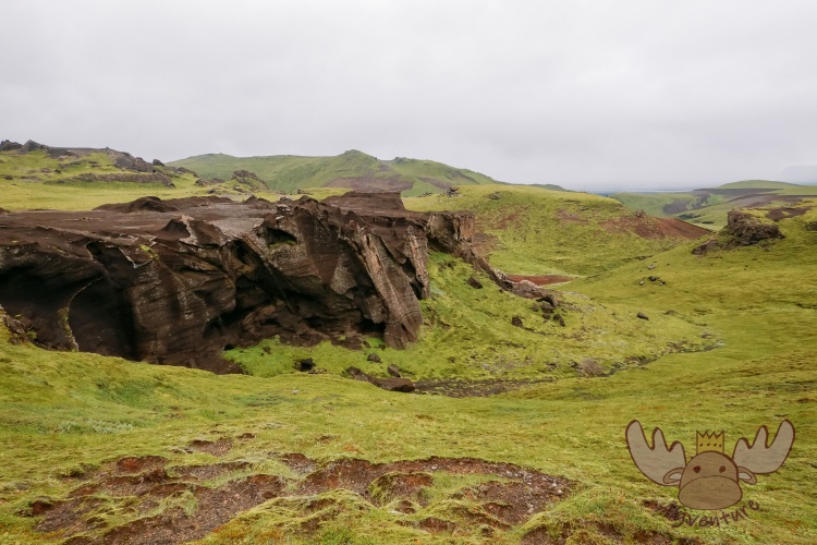 Þakgil | So weit das Auge reicht sieht man nur grüne Hänge und in der Ferne den ein oder anderen Vulkanhügel. - As far as the eye can see there are see green slopes and in the distance one or the other volcanic hill.