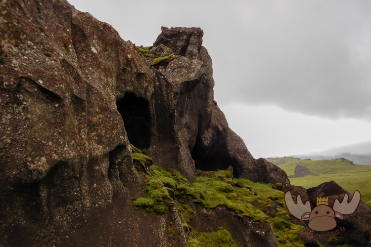 Þakgil | Viele der Felsformationen beinhalten kleine Höhlen. - Many of the rock formations contain small caves.