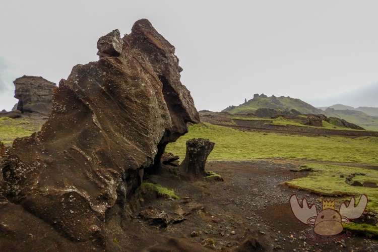 Þakgil | Wind und Wetter formten den Lavastein zu bizarren Formen. - Wind and weather shaped the lava stone into bizarre shapes.