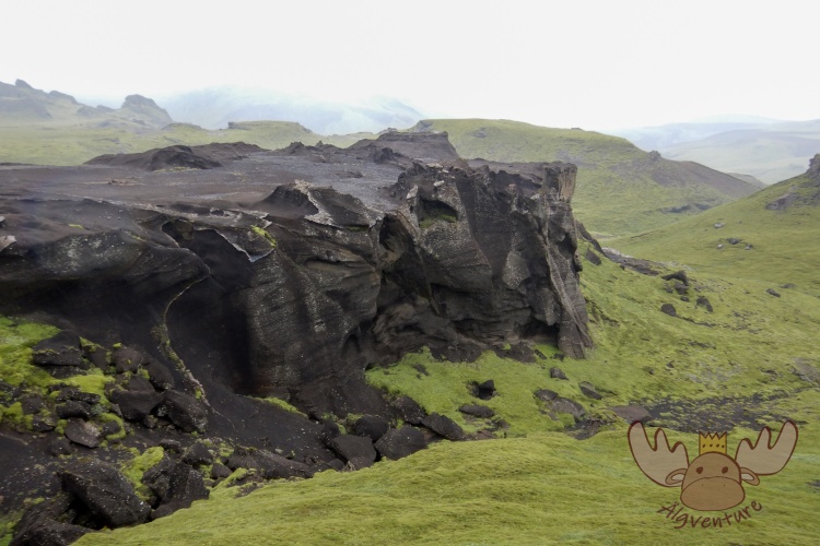 Þakgil | Beeindruckende Lavafelsformationen und unberührte Natur sind auf beiden Seiten des Weges zu sehen. - Impressive lava rock formations and untouched nature can be seen on both sides of the trail.