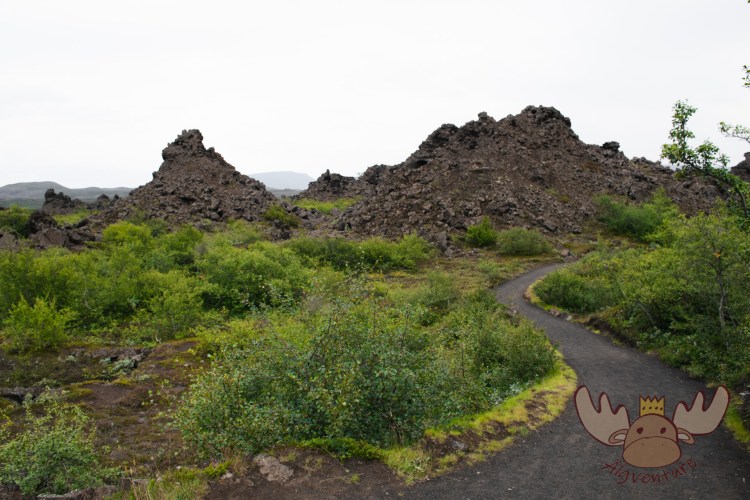 Dimmuborgir | Gut angelegte Wanderwege ziehen sich durch das Lavafeld. - Easily accessible hiking trails run through the lava field.