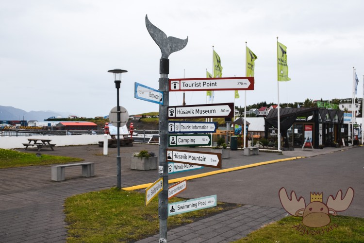Húsavík | Der Wegweiser zu allen wichtigen Sehenswürdigkeiten des kleinen Fischerortes. - The guide to all the important sights of the small fishing town.