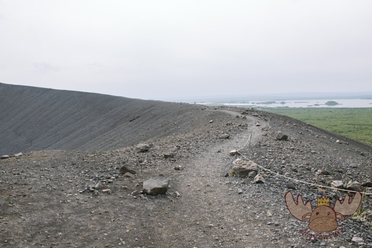 Hverfjall | Am Rand des Kraters verläuft ein Wanderweg der den 20-minütigen Aufstieg mit einer wunderschönen Aussicht über den See Myvatn, Dimmuborgir und die umliegenden Lavafelder belohnt. - A hiking trail runs along the edge of the crater and rewards the 20-minute climb with a beautiful view of Lake Myvatn, Dimmuborgir and the surrounding lava fields.