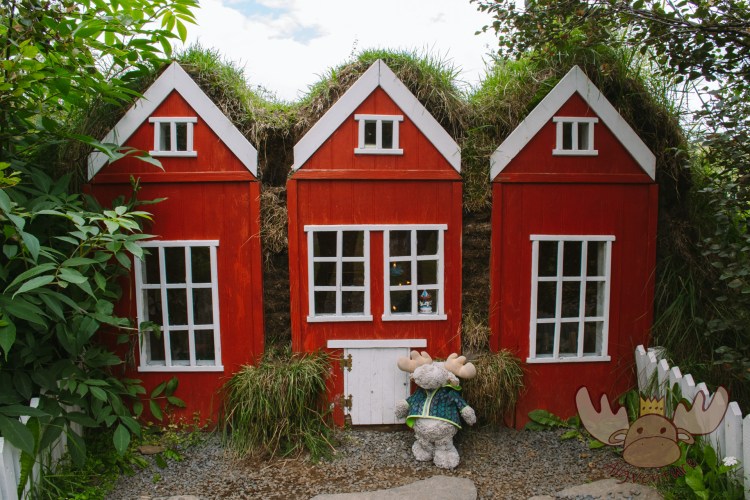 Jólahúsið | Auf dem Gelände befindet sich sogar ein kleines Bed&Breakfast für durchreisende Elfen und Weihnachtsälgs. - There is even a small bed and breakfast on site for traveling elves and Älgs.