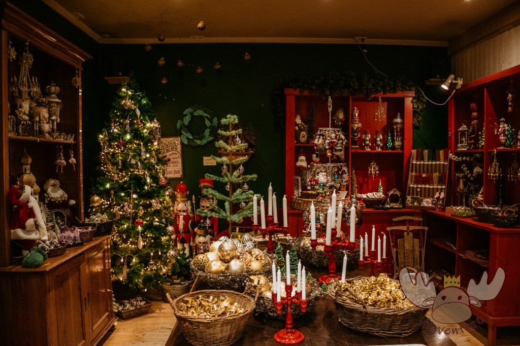 Jólahúsið | Die Auswahl der Weihnachtsdekoration reicht von traditionell bis kitschig. Uns war bei unserem Besuch jedoch nicht ersichtlich, ob das Angebot eher Einheimische oder Touristen ansprechen sollte. - The selection of Christmas decorations ranges from traditional to kitschy. During our visit, however, it was not clear to us whether the offer was intended to appeal more to locals or tourists.