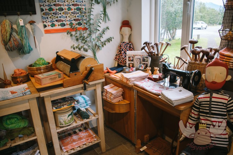 Jólahúsið | Aber auch traditionelle Dekorationen und Weihnachtsartikel können erworben werden. - But traditional decorations and Christmas items can also be purchased.