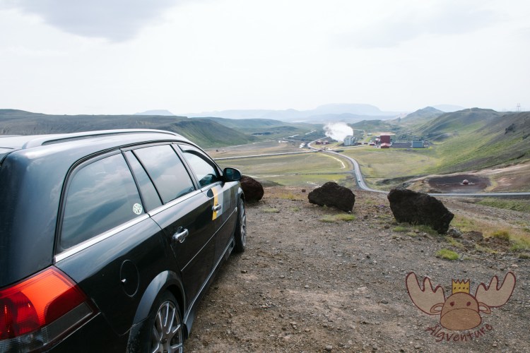 Krafla | Die Zufahrtsstraße führt direkt am Krafla-Kraftwerk vorbei. - The access road leads directly past the Krafla power plant.